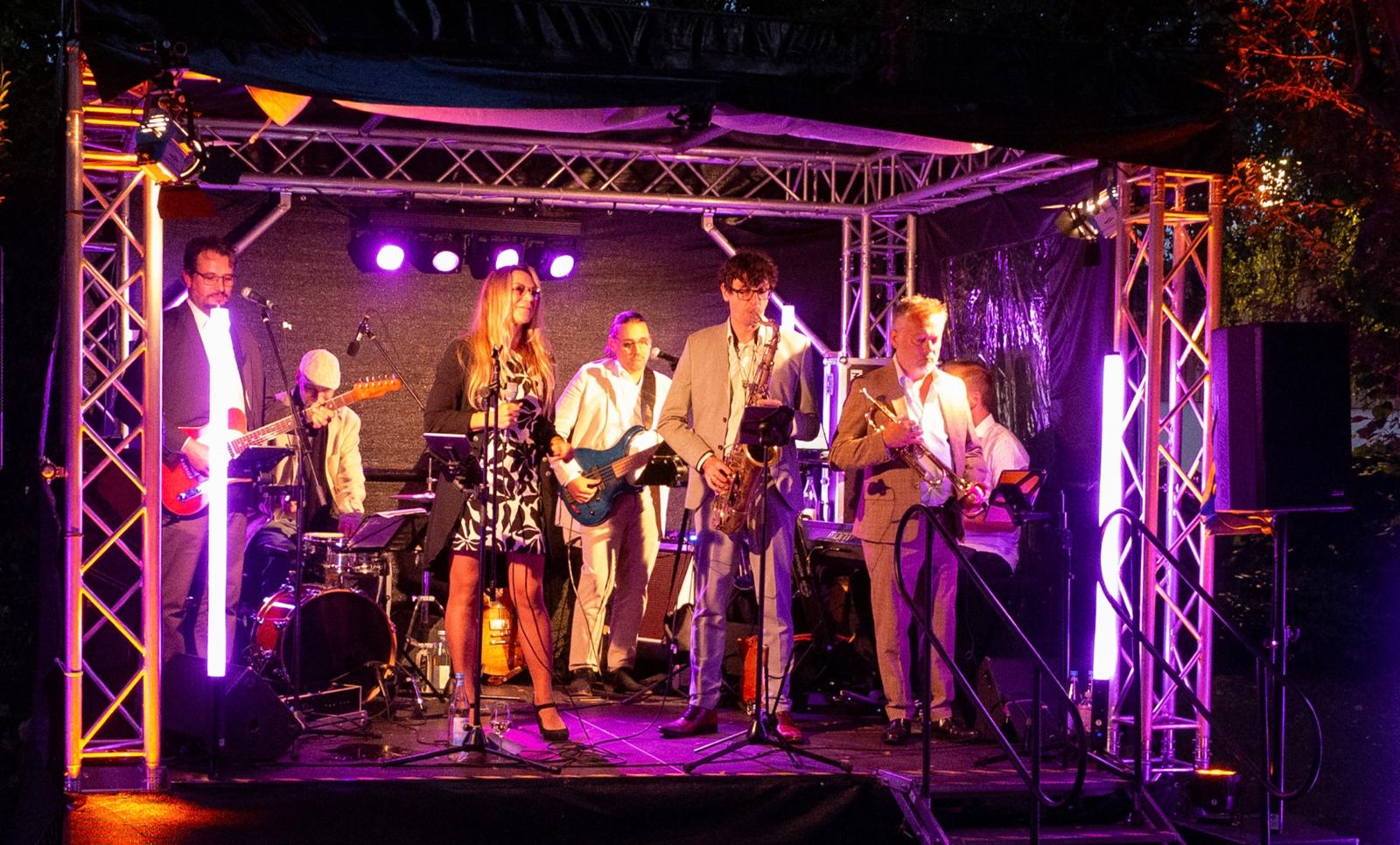 Ingrid Schwarz Band auf der Bühne